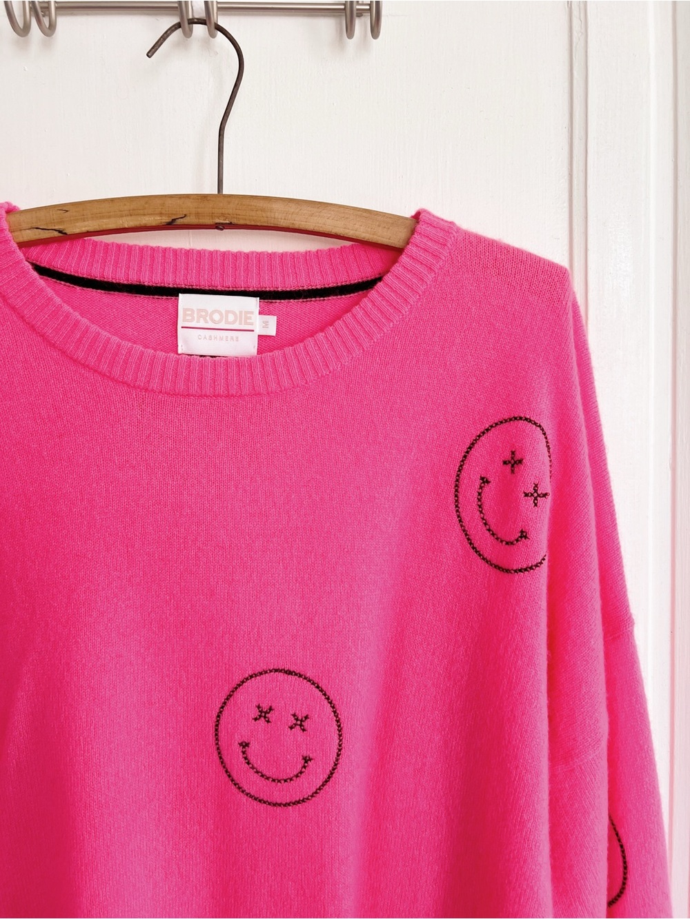 Brodie Cashmere • Smiley Stitch Crew Neck Sweater neon pink oversized pullover - Picture 3 of 10